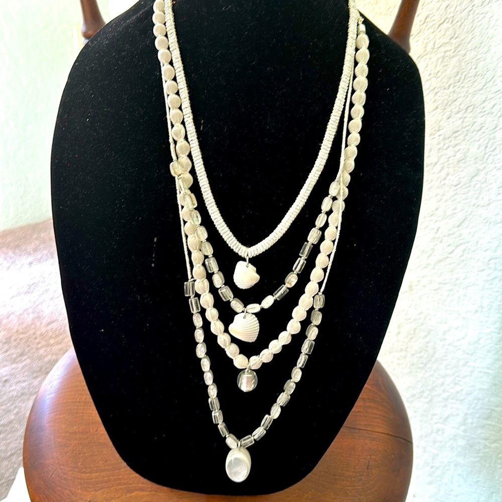 Vintage white shells, glass and plastic beads necklace ❤️🌹